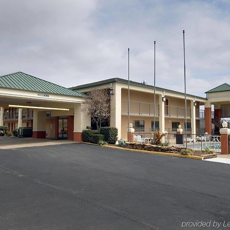 Quality Inn & Suites Clarksville Exterior photo