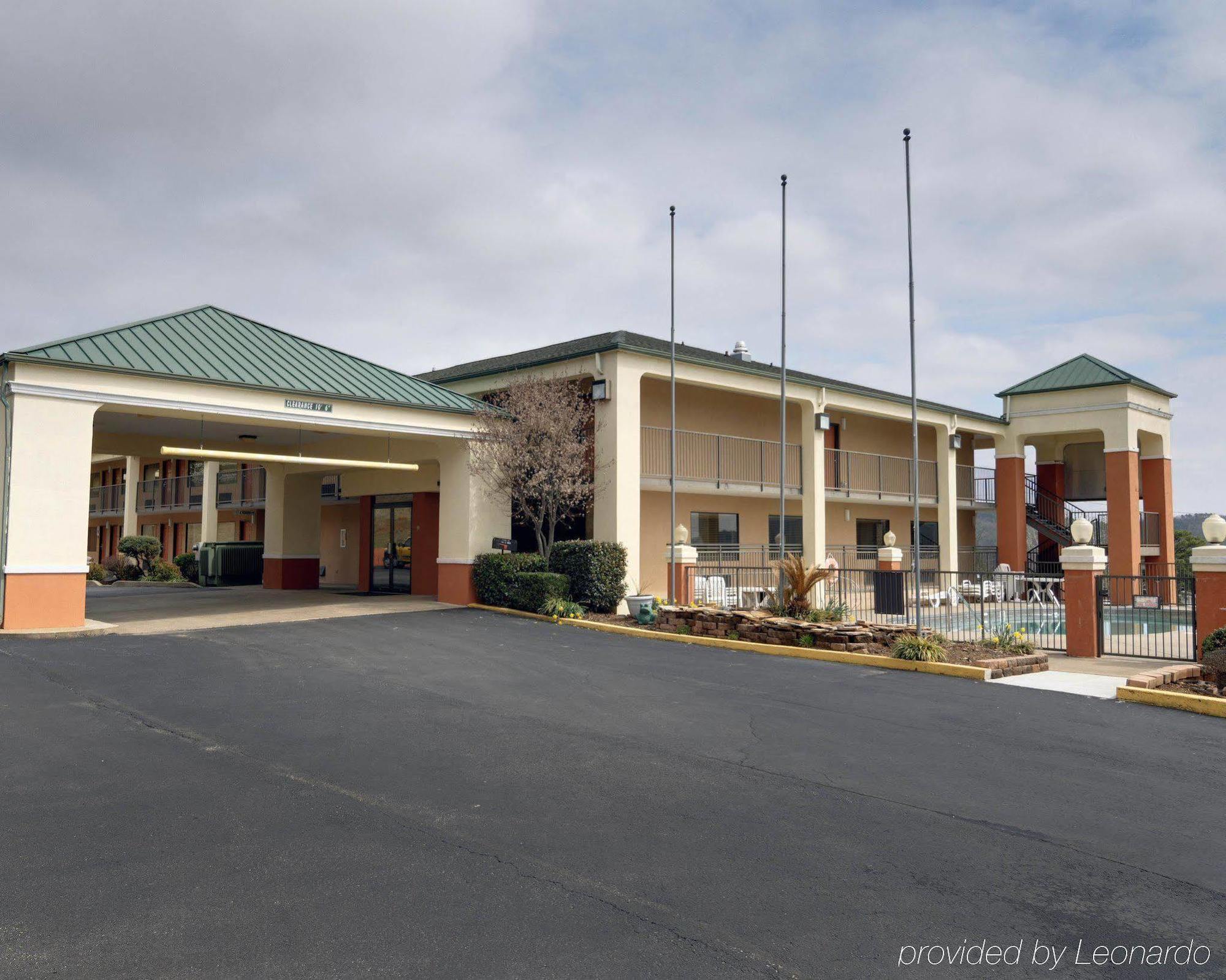 Quality Inn & Suites Clarksville Exterior photo