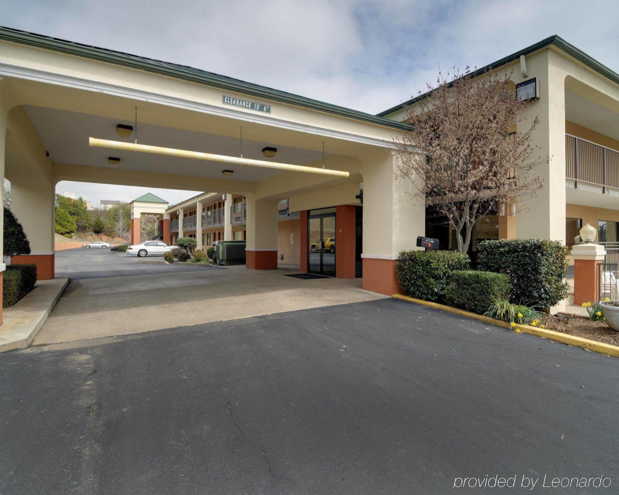 Quality Inn & Suites Clarksville Exterior photo