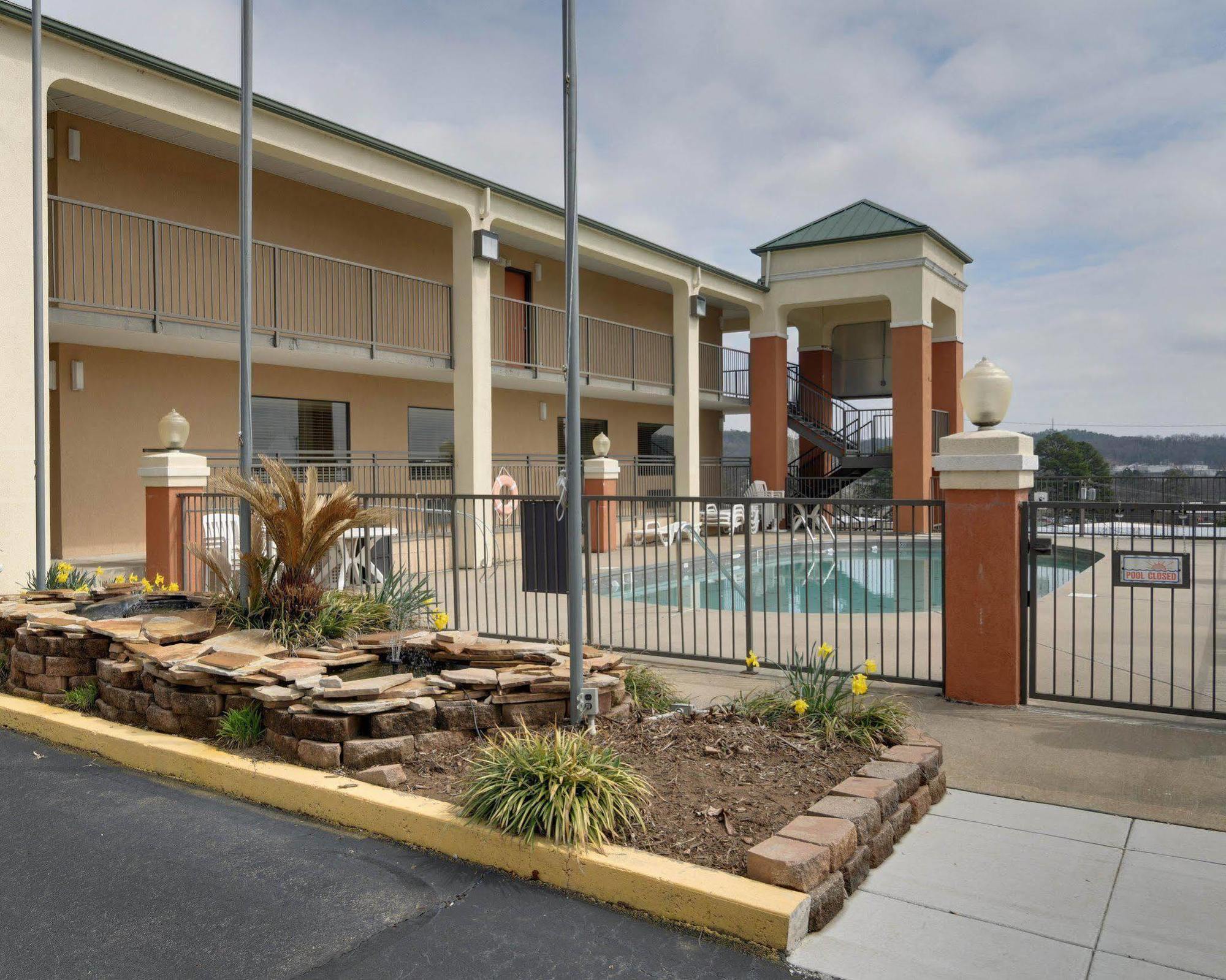 Quality Inn & Suites Clarksville Exterior photo