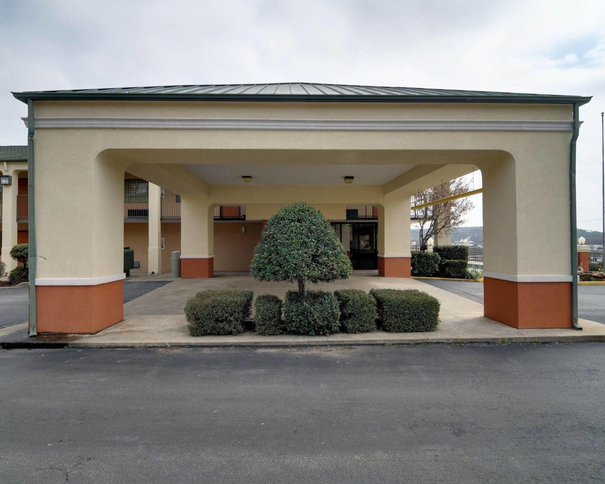 Quality Inn & Suites Clarksville Exterior photo